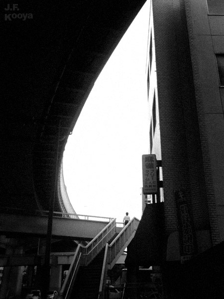 写真:高架下と歩道橋 (2010) by J.F.Kooya